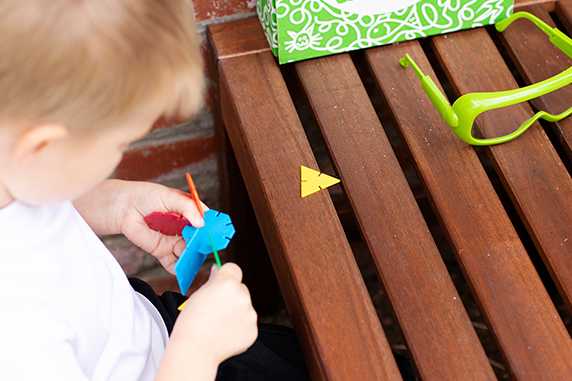 kid discovering science kits